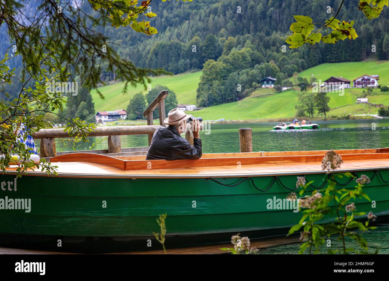 Der Fährmann der Annerl-Fährstation Hintersee hält Ausschau nach Passagieren, Ramsau bei Berchtesgaden, Bayern, Deutschland Stockfoto