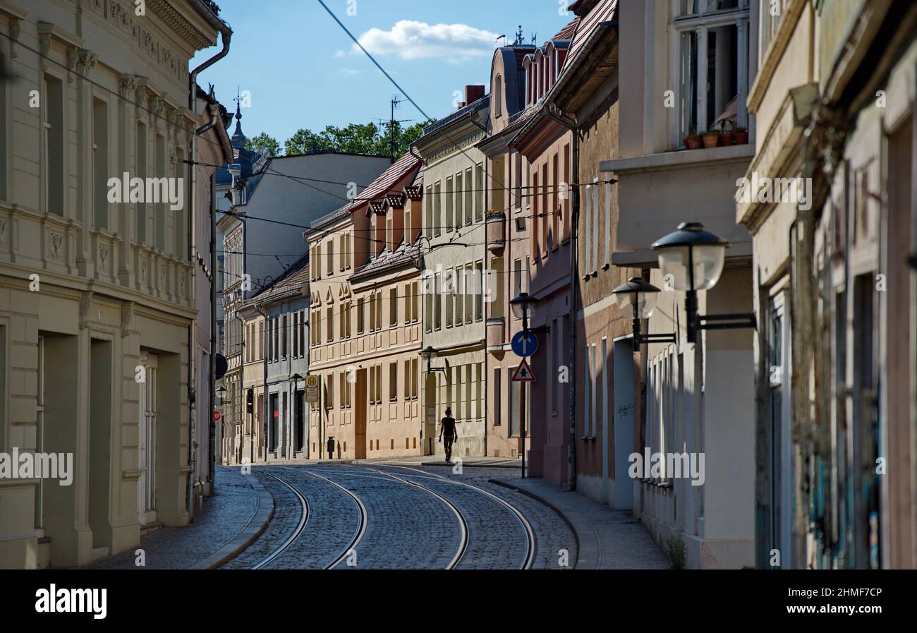 Ritterstraße in der Altstadt von Brandenburg an der Havel, Kopfsteinpflaster und Bahngleise, Brandenburg an der Havel, Deutschland Stockfoto