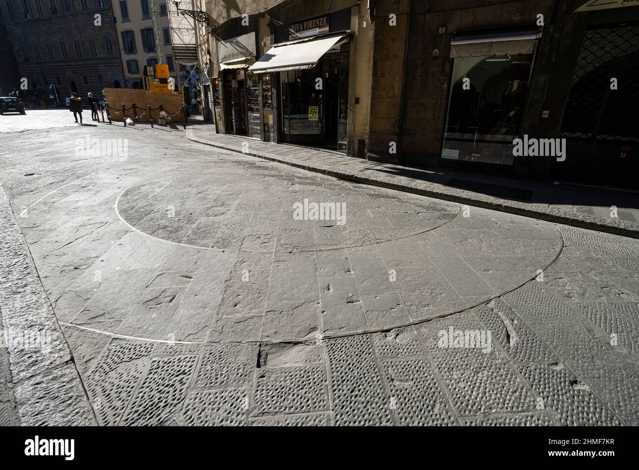 Florenz, Italien. Januar 2022. Das Antike Florenz. Eine römische Kolonie. Die Spur der alten römischen Stadtmauern auf dem Bürgersteig der Straße in der Stadt c Stockfoto