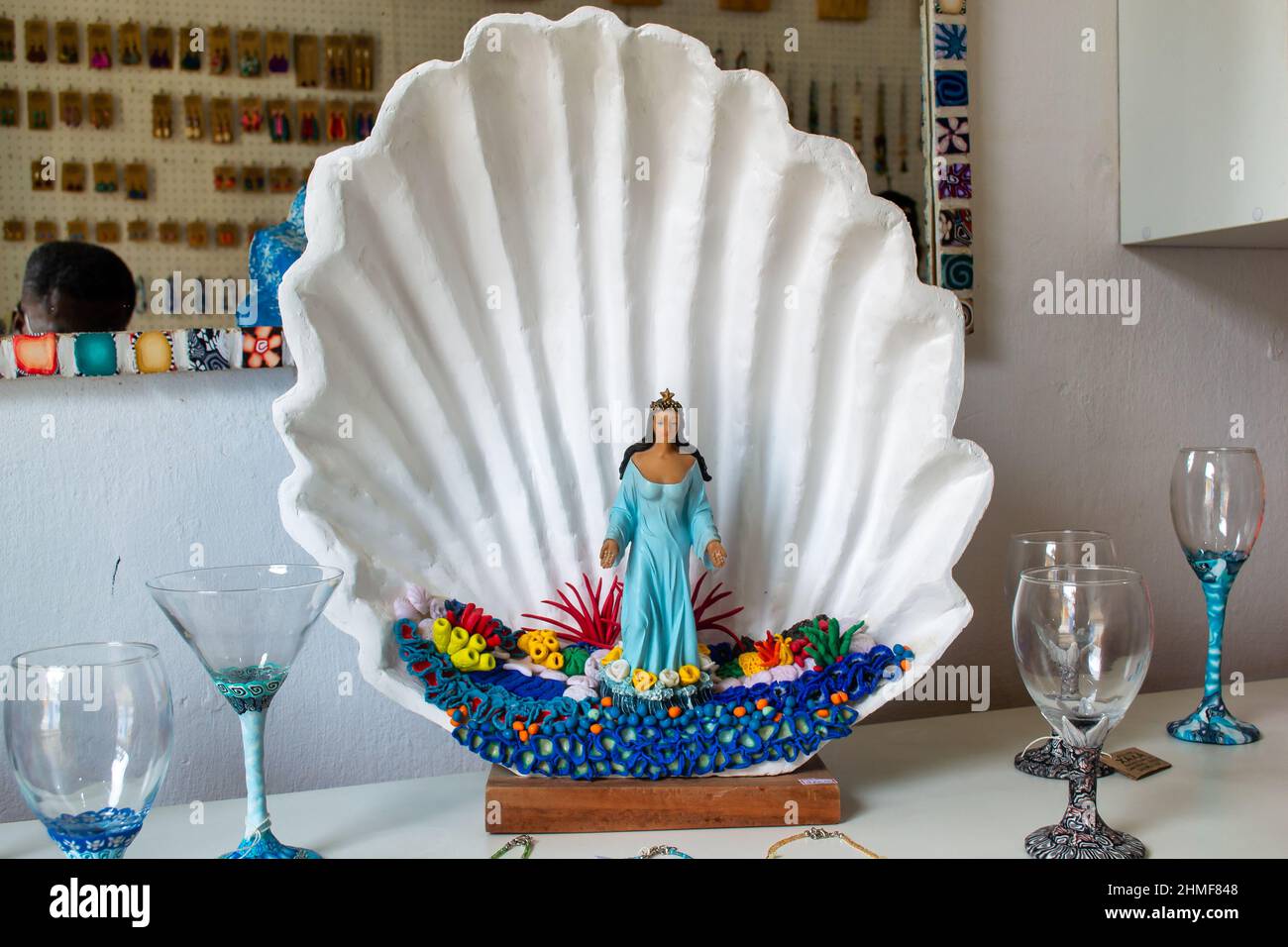 Das religiöse Bild der Meerjungfrau in einer Schale ist in einem Souvenirladen zu sehen Stockfoto