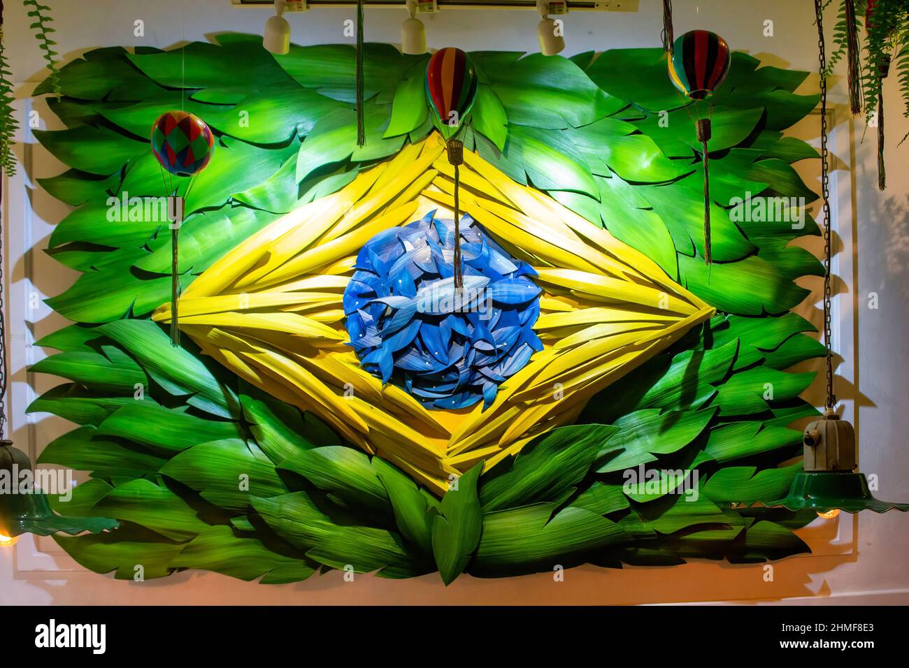 Im Restaurant Thai Paraty sind brasilianische Flaggen dekoriert. Stockfoto