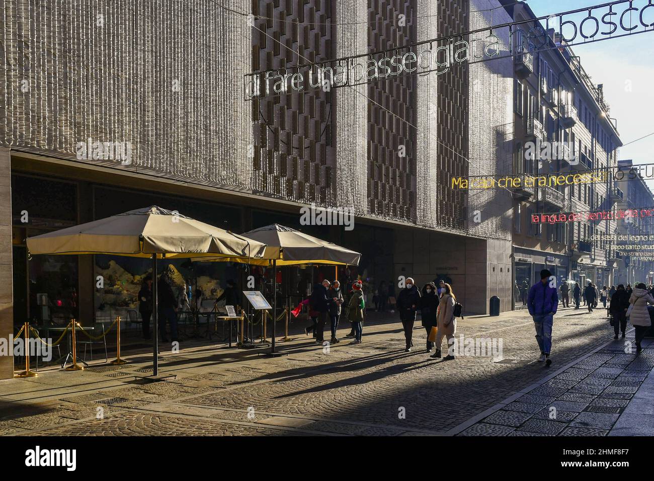 Das Kaufhaus La Rinascente mit der Lichtinstallation Luci d'Artista von Luigi Mainolfi während der Weihnachtsferien, Via Lagrange, Turin, Piemont Stockfoto