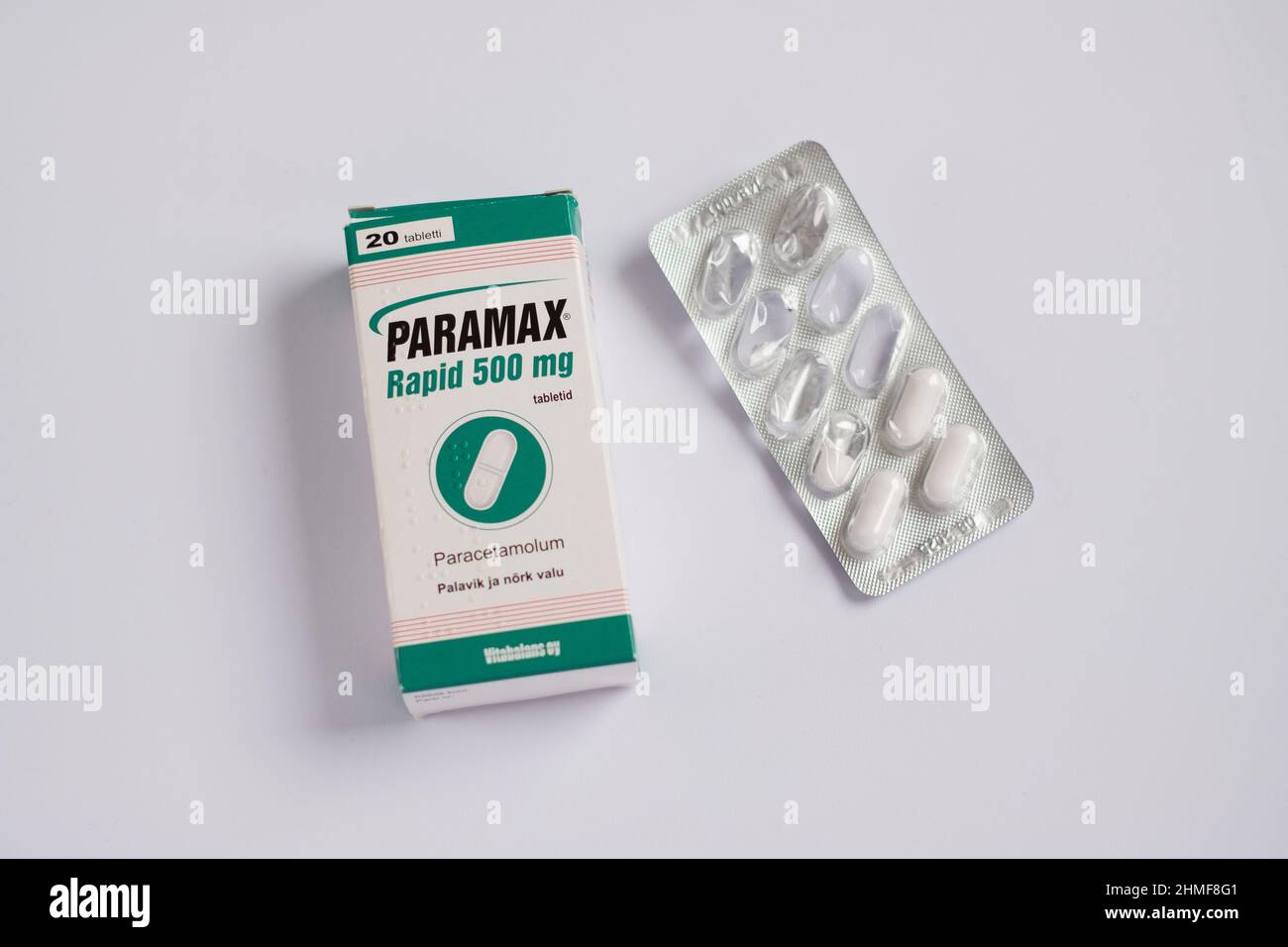 Tallinn, Estland - 02.08.2022: Paramax Rapid Paracetamol-Tabletten von Vitabalans bei Fieber und leichten Schmerzen wie Kopfschmerzen, Zahnschmerzen, Menstruationskrämpfen j Stockfoto