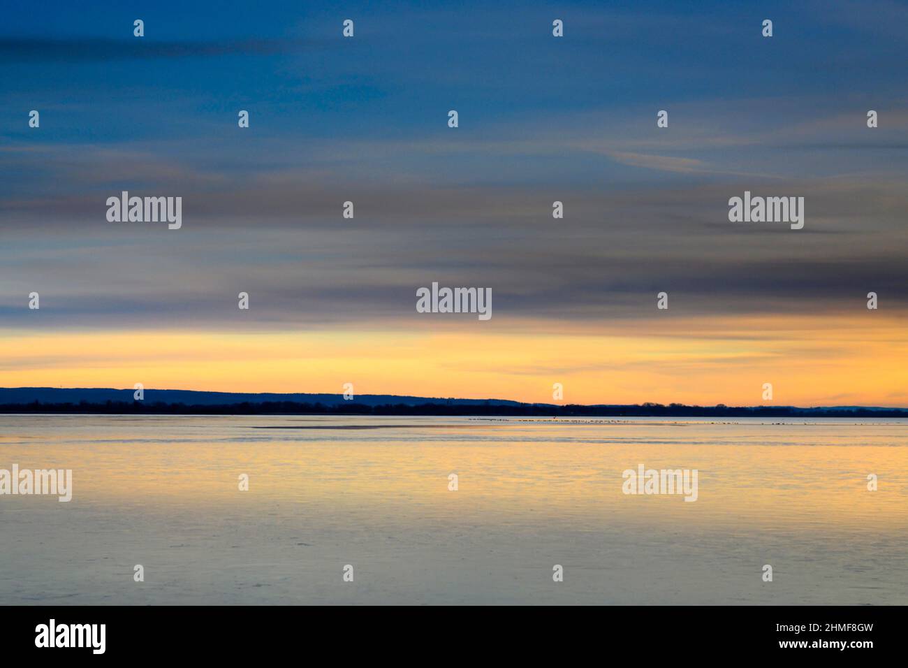 Winterabend ruhig mit buntem Abendhimmel über dem Dümmer, Lembruch, Niedersachsen, Deutschland Stockfoto