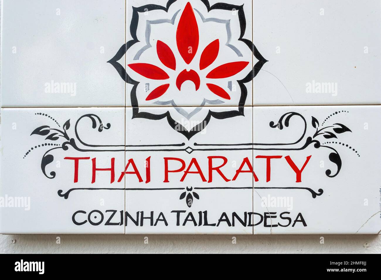 Logo oder Schild in Fliesen am Eingang des Restaurants Thai Paraty. Stockfoto