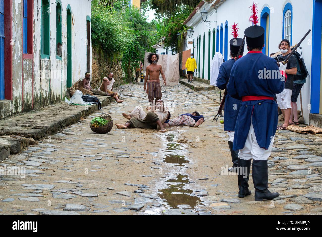 Die Dreharbeiten einer Fernsehsendung oder eines Films, die in der Kolonialzeit in Brasilien spielt. Es gibt einige Schauspieler, die als Soldaten und andere als Sklaven gekleidet sind. Die Szene passiert mir Stockfoto