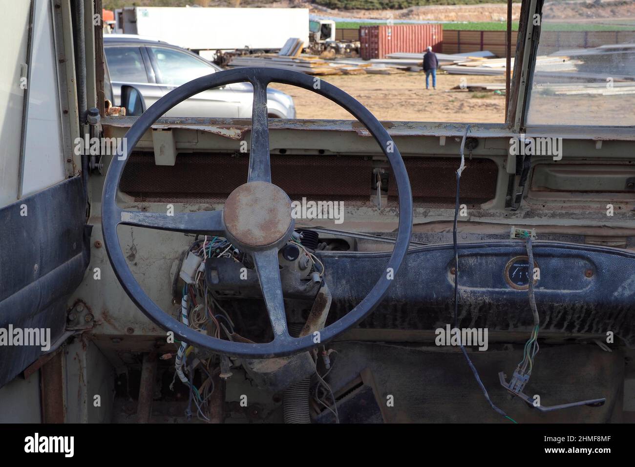 Armaturenbrett eines kanibalisierten Landrovers, Innenansicht eines beigen, verschrotteten Landrovers, englisches Geländefahrzeug, historisches Auto, Metall-Recycling, Recycling Stockfoto