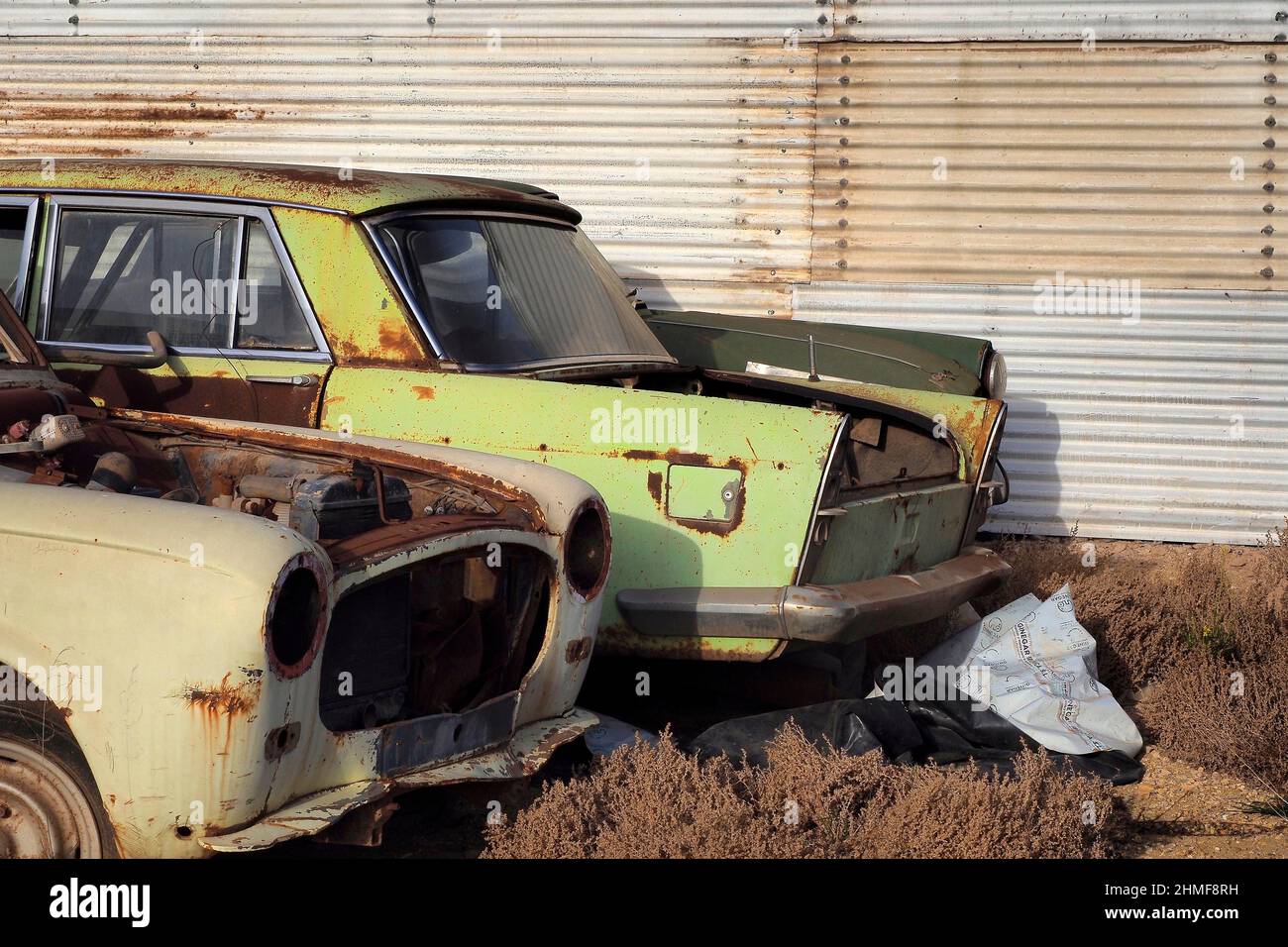 Verschrottete Peugeots auf Schrottplatz, Altauto, Altauto, Metall-Recycling, Altmetall-Recycling, Metallrecycling, Nachhaltigkeit Stockfoto