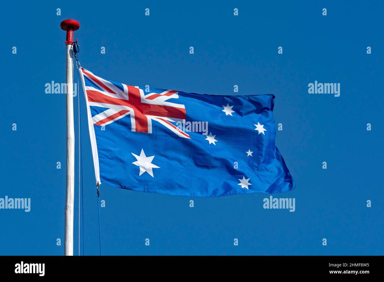 Australische Flagge vor blauem Himmel, Australien Stockfoto