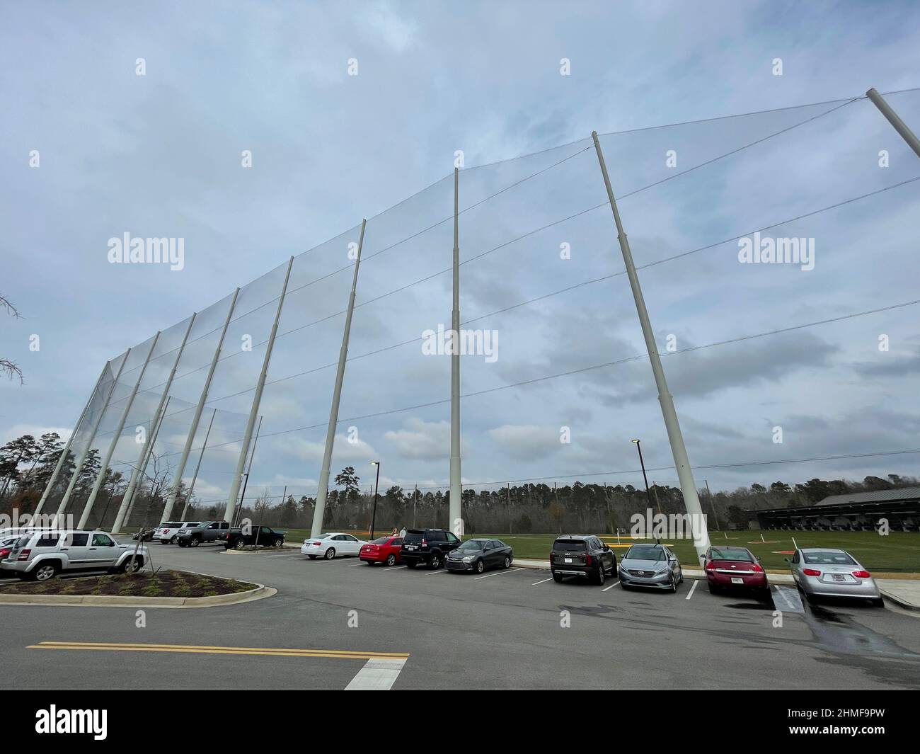 Augusta, GA USA - 12 09 21: Golfplatz auf dem Cabela parkway wolkiger, tagsüber hoher Zaun Stockfoto