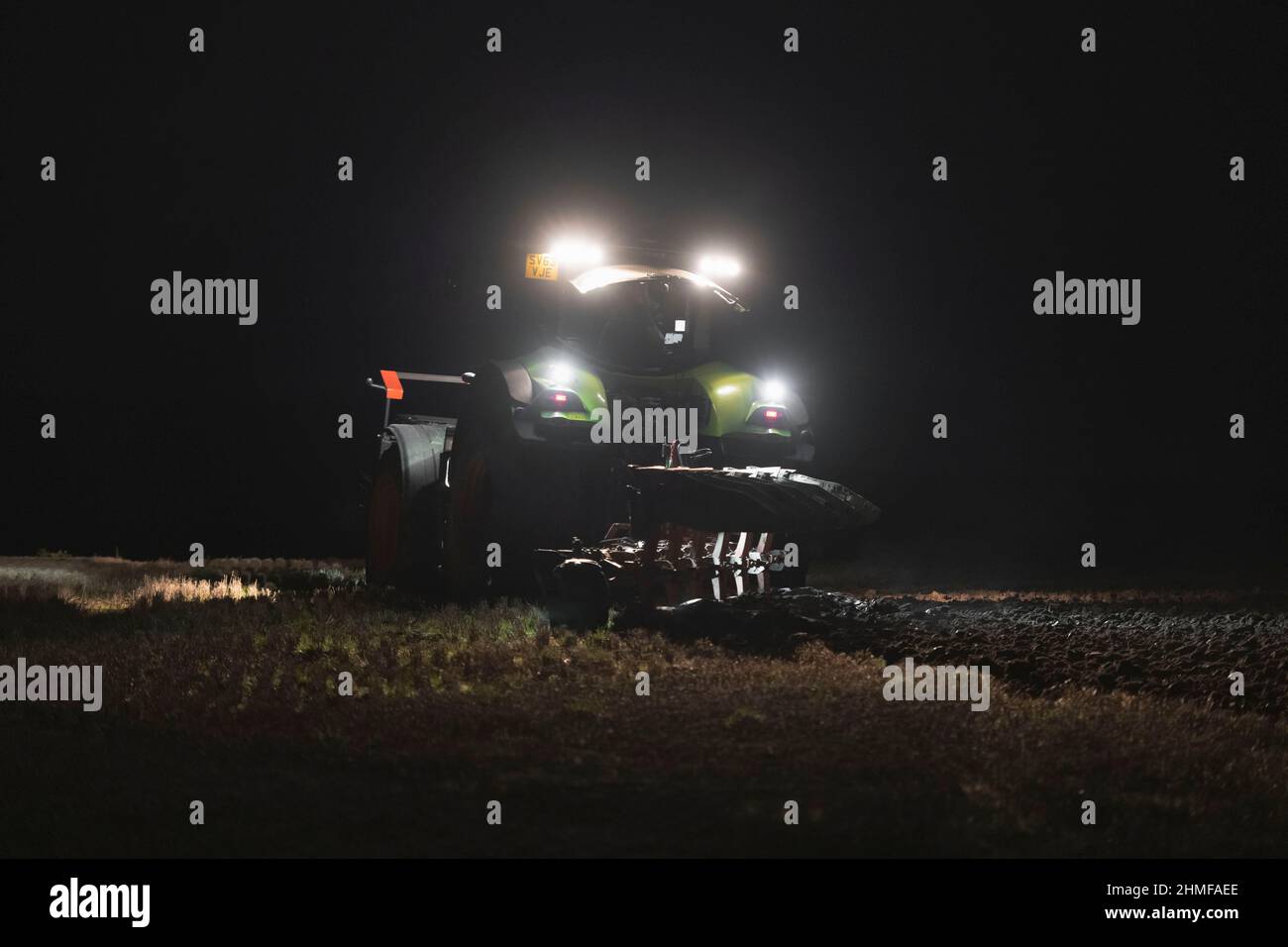 Mit dem neuen Jahr Lichter von einem Traktor auf einer Straße im Winter,  Technik, Beleuchtung, feierlichen VASALEMMA, BELARUS - 03.01.19  eingerichtet Stockfotografie - Alamy