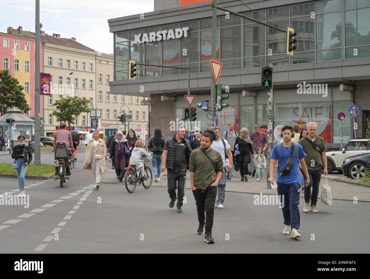 Passanten, Straßenszene in der Corona Times in Kreuzberg, Hermannplatz, Kreuzberg, Berlin, Deutschland Stockfoto