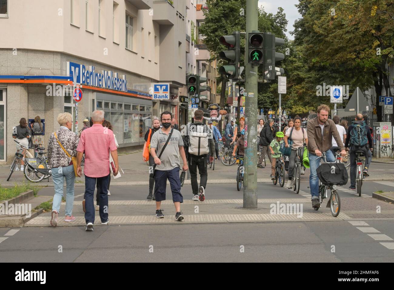 Passanten, Straßenszene in der Corona Times in Neukoelln, Kottbusser Damm, Neukoelln, Berlin, Deutschland Stockfoto