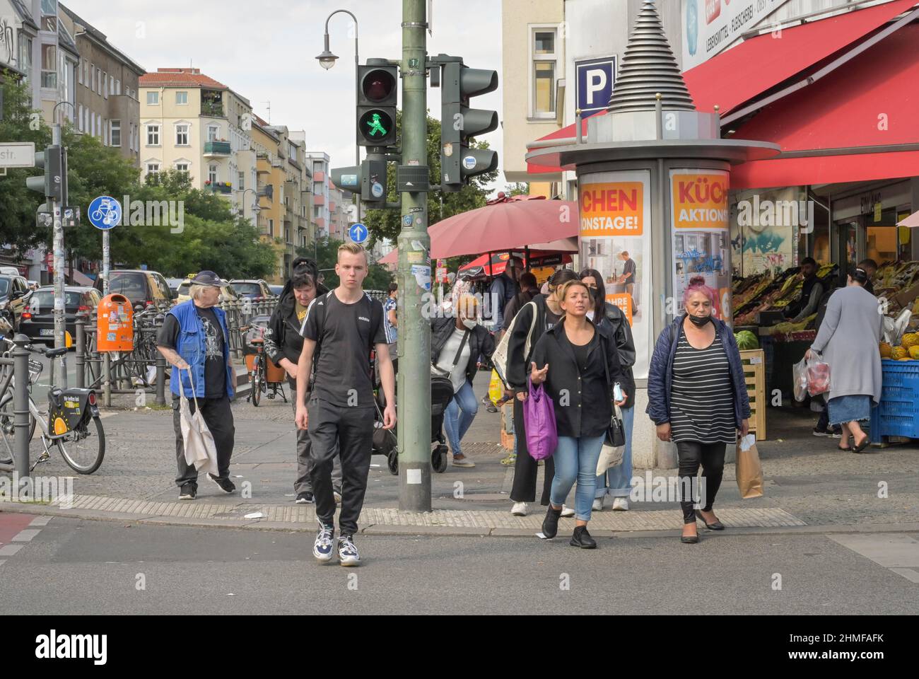 Passanten, Straßenszene in der Corona Times in Neukölln, Karl-Marx-Straße, Neukölln, Berlin, Deutschland Stockfoto