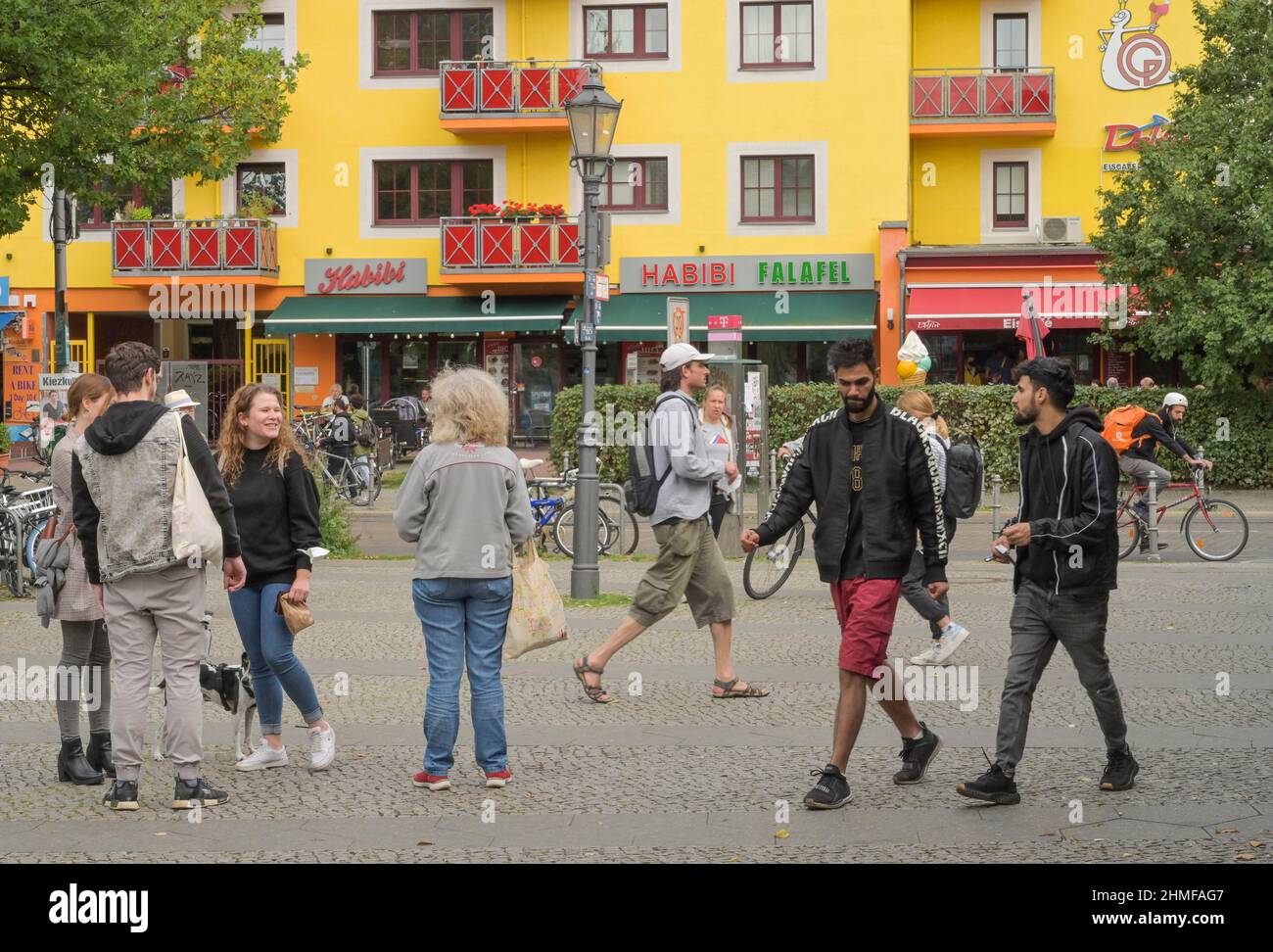 Passanten, Straßenszene in der Corona Times in Kreuzberg, Südstern, Kreuzberg, Berlin, Deutschland Stockfoto