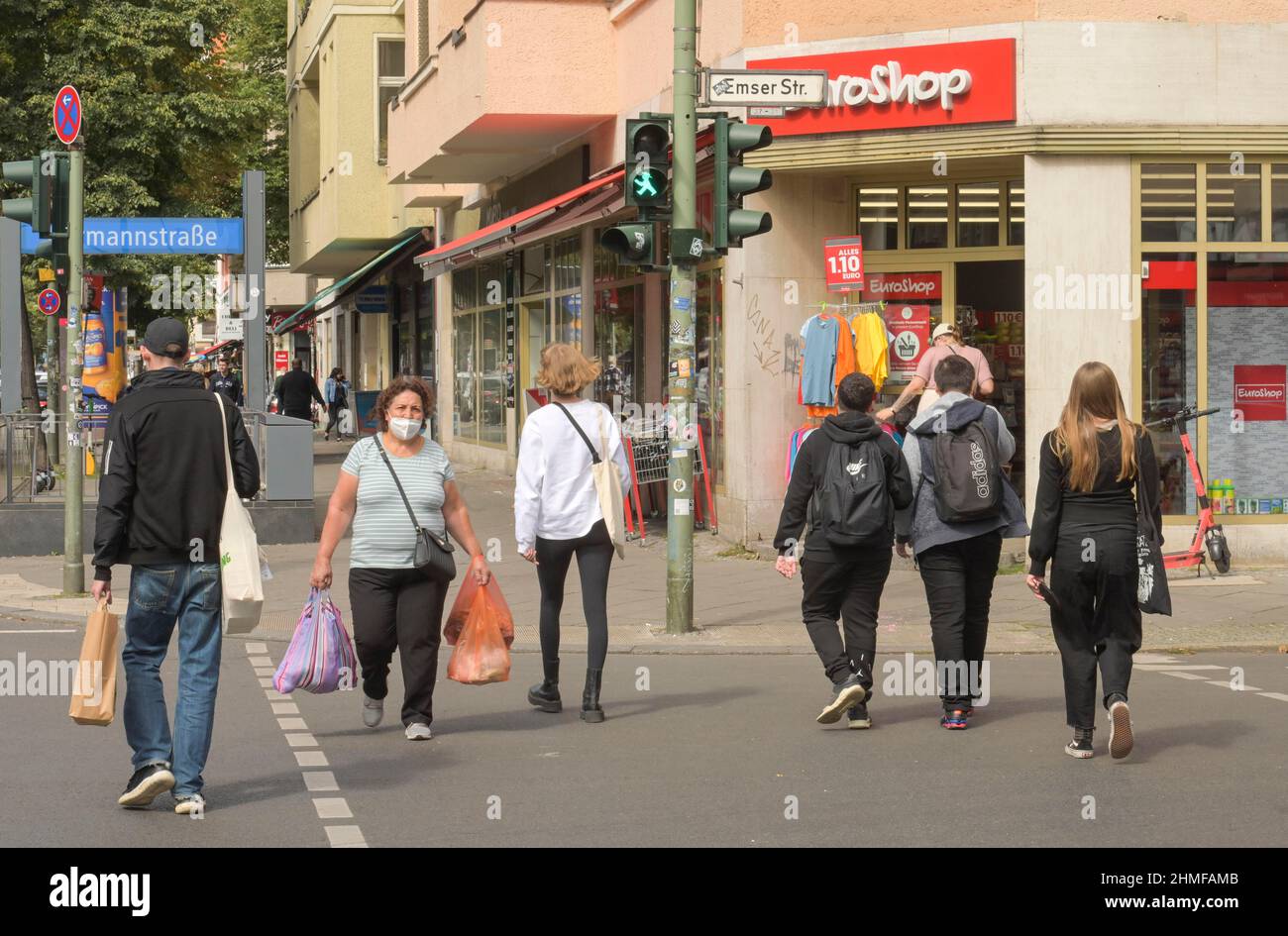 Passanten, Straßenszene in der Corona Times in Neukölln, Hermannstraße, Neukölln, Berlin, Deutschland Stockfoto