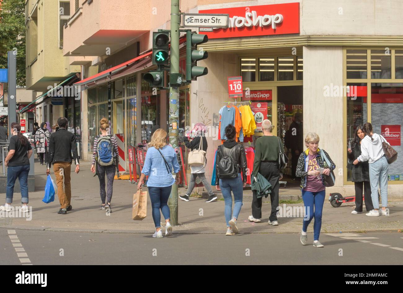 Passanten, Straßenszene in der Corona Times in Neukölln, Hermannstraße, Neukölln, Berlin, Deutschland Stockfoto