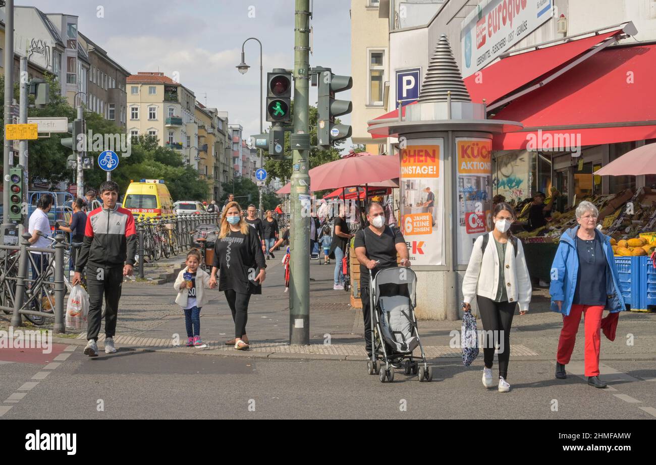 Passanten, Straßenszene in der Corona Times in Neukölln, Karl-Marx-Straße, Neukölln, Berlin, Deutschland Stockfoto