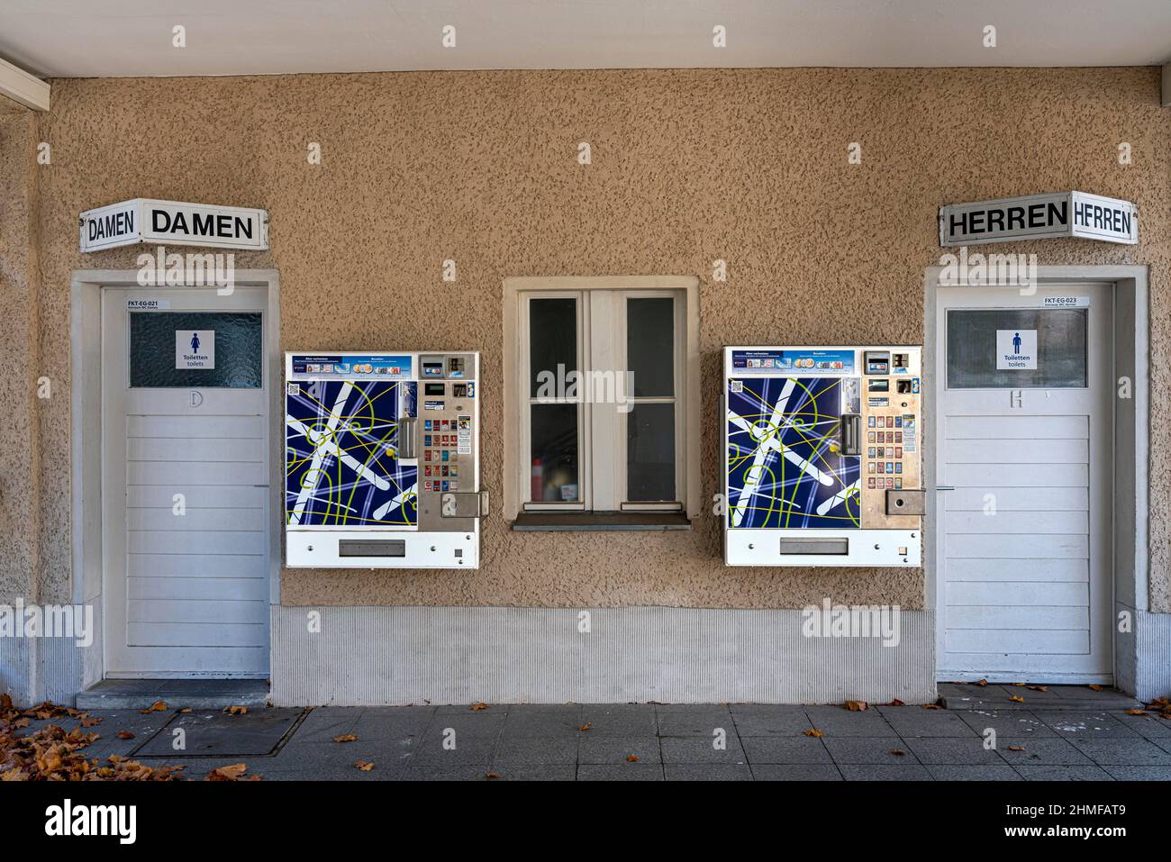 Zigarettenautomaten neben öffentlichen Toilettenanlagen, Berlin, Deutschland Stockfoto