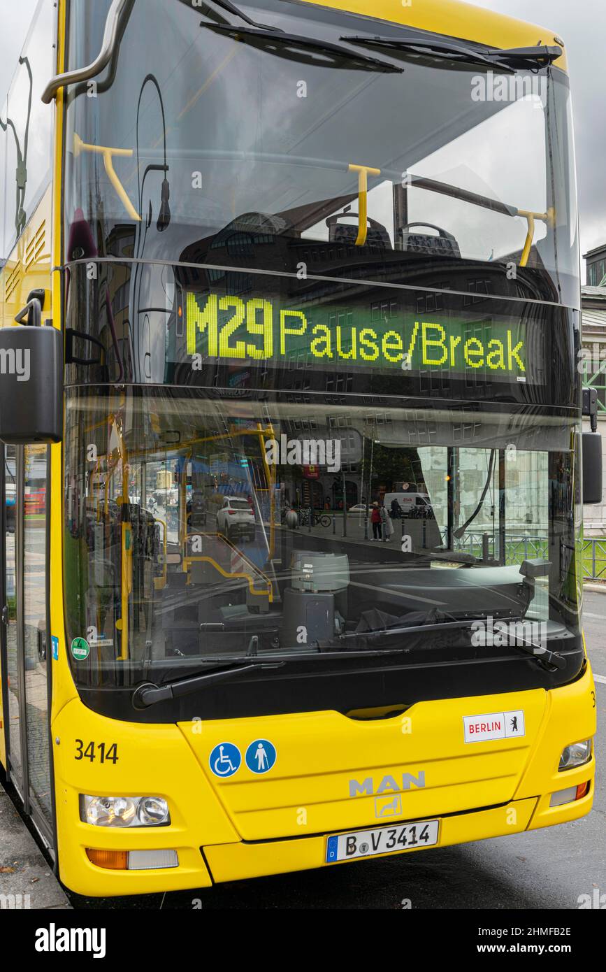 Break, Gelber Bus der Berliner Verkehrsbetriebe, Berlin, Deutschland Stockfoto