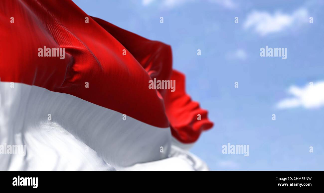 Detail der Nationalflagge Indonesiens, die an einem klaren Tag im Wind winkt. Demokratie und Politik. Patriotismus. Selektiver Fokus. Südostasiatischer Coun Stockfoto