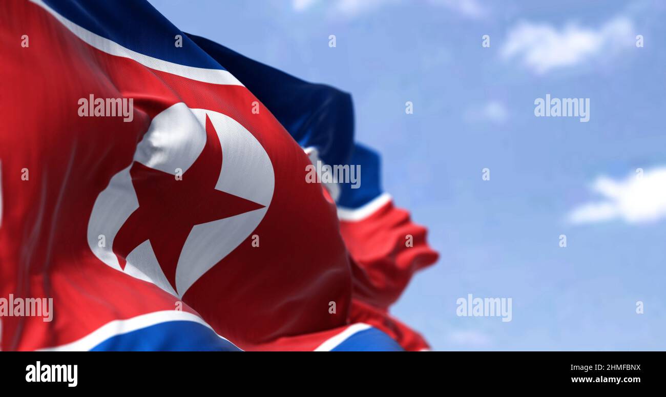 Detail der Nationalflagge Nordkoreas, die an einem klaren Tag im Wind winkt. Patriotismus. Selektiver Fokus. Ostasiatisches Land. Stockfoto