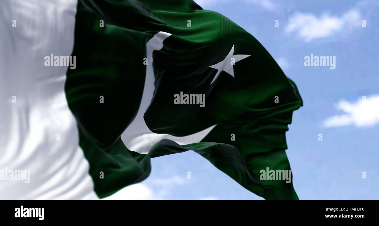 Detail der Nationalflagge Pakistans, die an einem klaren Tag im Wind winkt. Demokratie und Politik. Patriotismus. Selektiver Fokus. Südasiatisches Land. Stockfoto