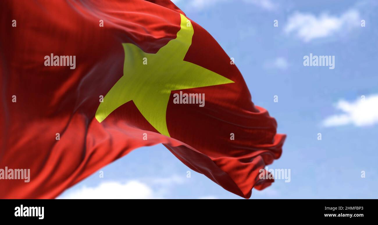 Detail der Nationalflagge Vietnams, die an einem klaren Tag im Wind winkt. Sozialistische Republik. Patriotismus. Selektiver Fokus. Südostasiatisches Land. Stockfoto