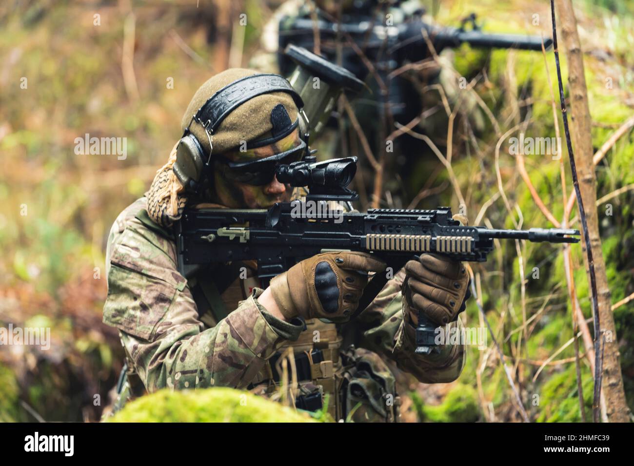 Training Drill Target Practice mit vollautomatischen militärischen Gewehren. Hochwertige Fotos Stockfoto