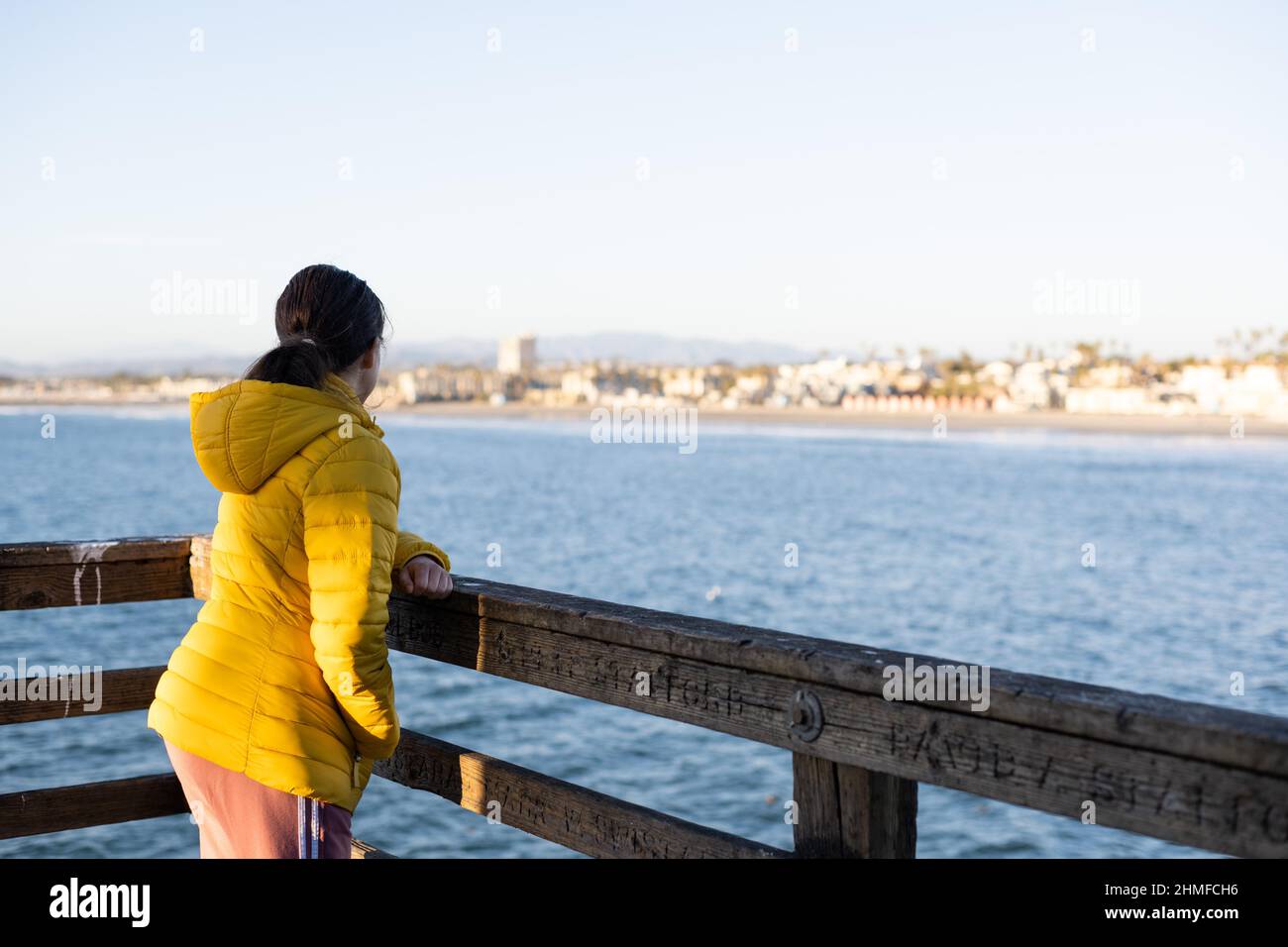 Im Winter mit Blick auf den Pier am Ozean Stockfoto