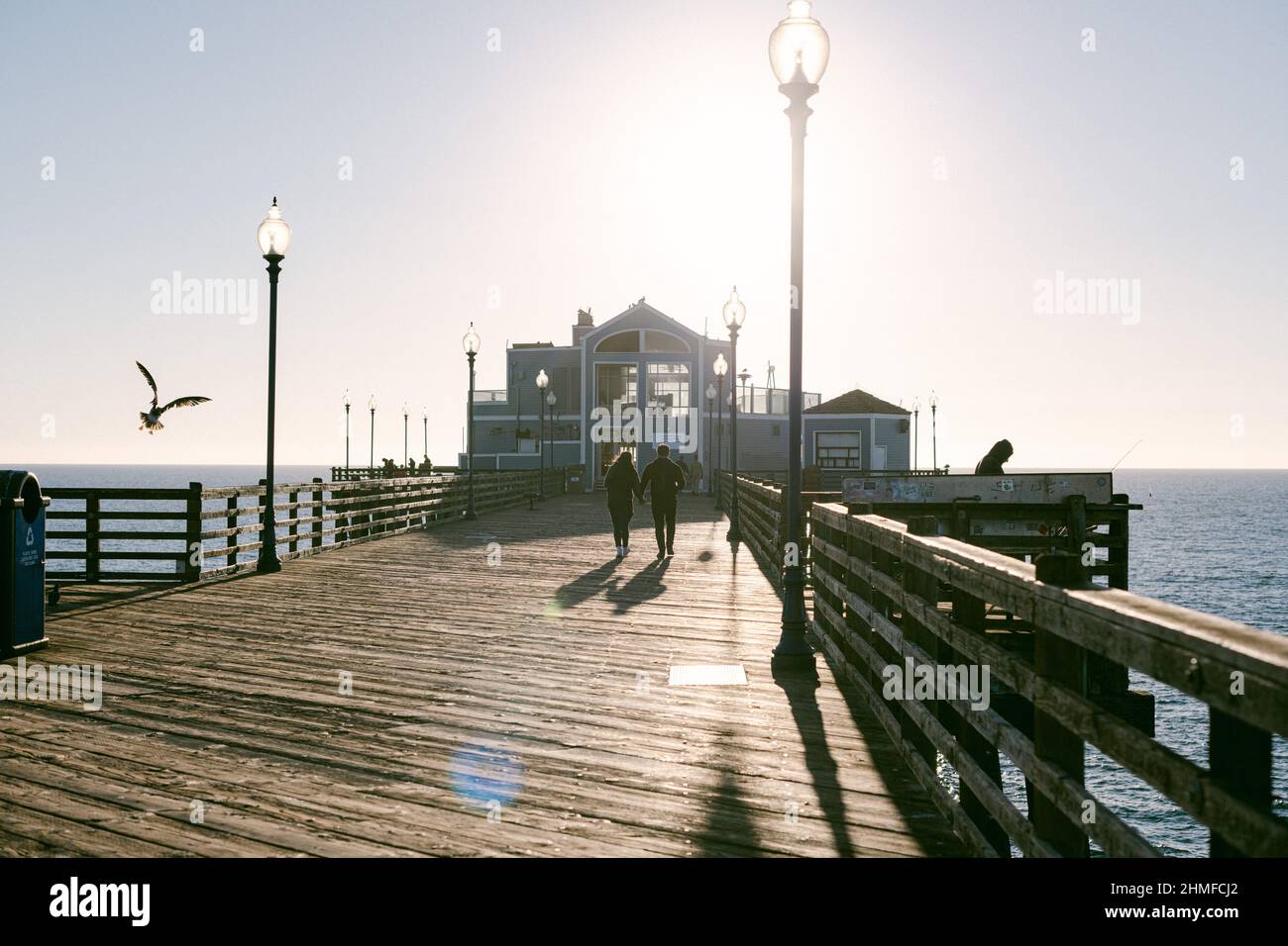 Ein Paar schlendert auf dem Pier Stockfoto