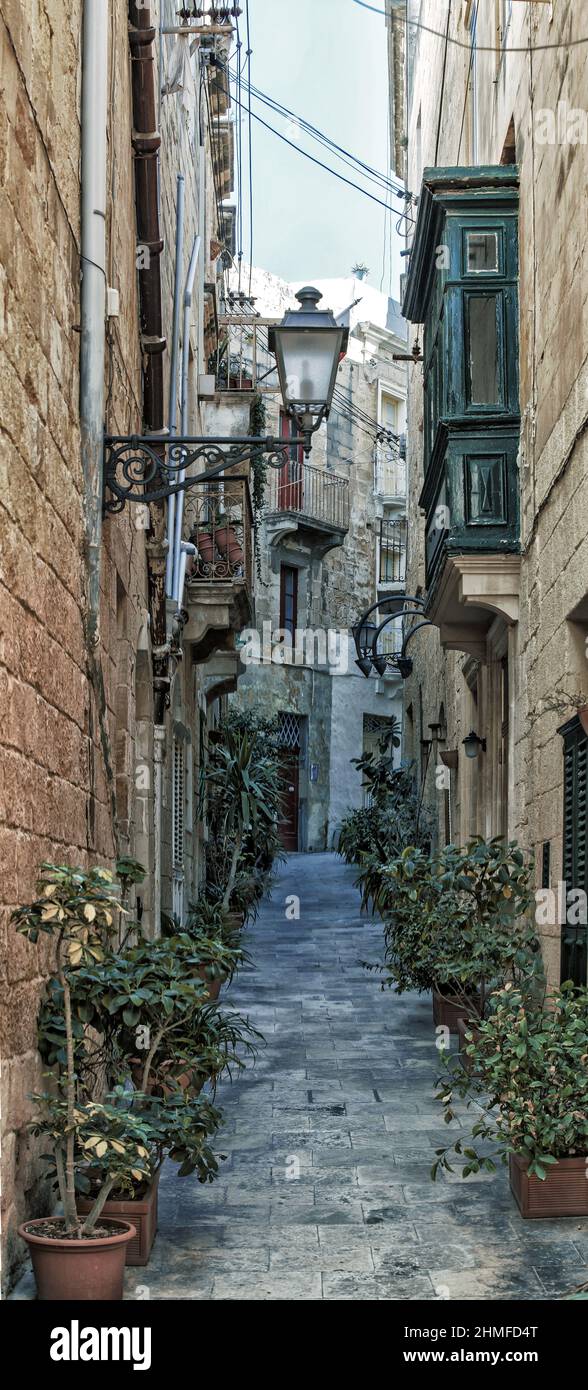 Eine der engen Straßen von Birgu auf Malta Stockfoto