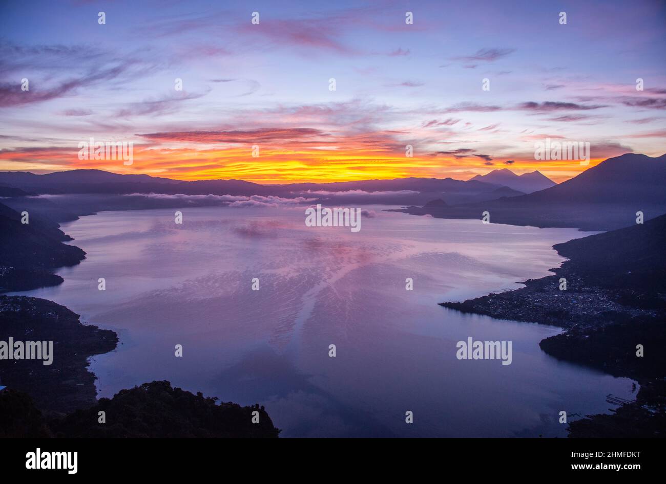 Sonnenaufgang über dem Lake Atitlan und Fuego, Vulkan, Lago Atitlan, Guatemala Stockfoto