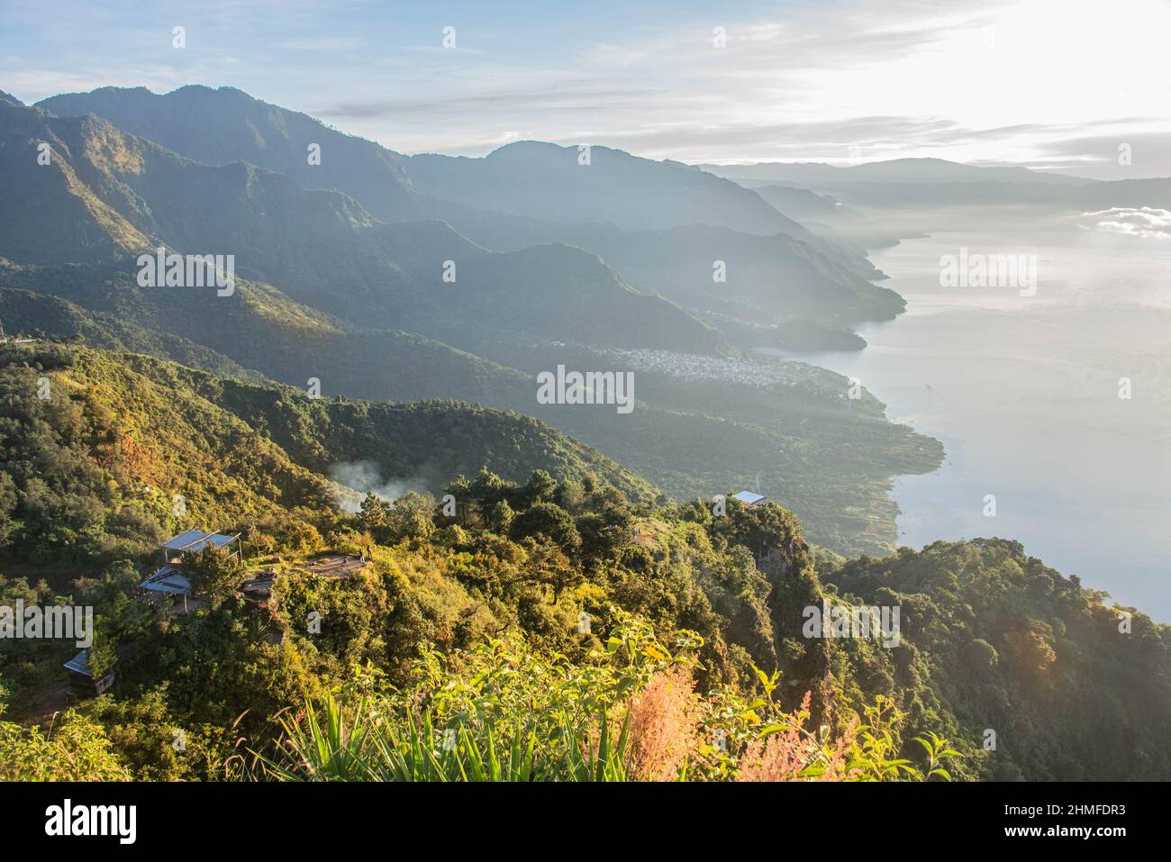 Wunderschöner Sonnenaufgang über dem Atitlan-See, Lago Atitlan, Guatemala Stockfoto