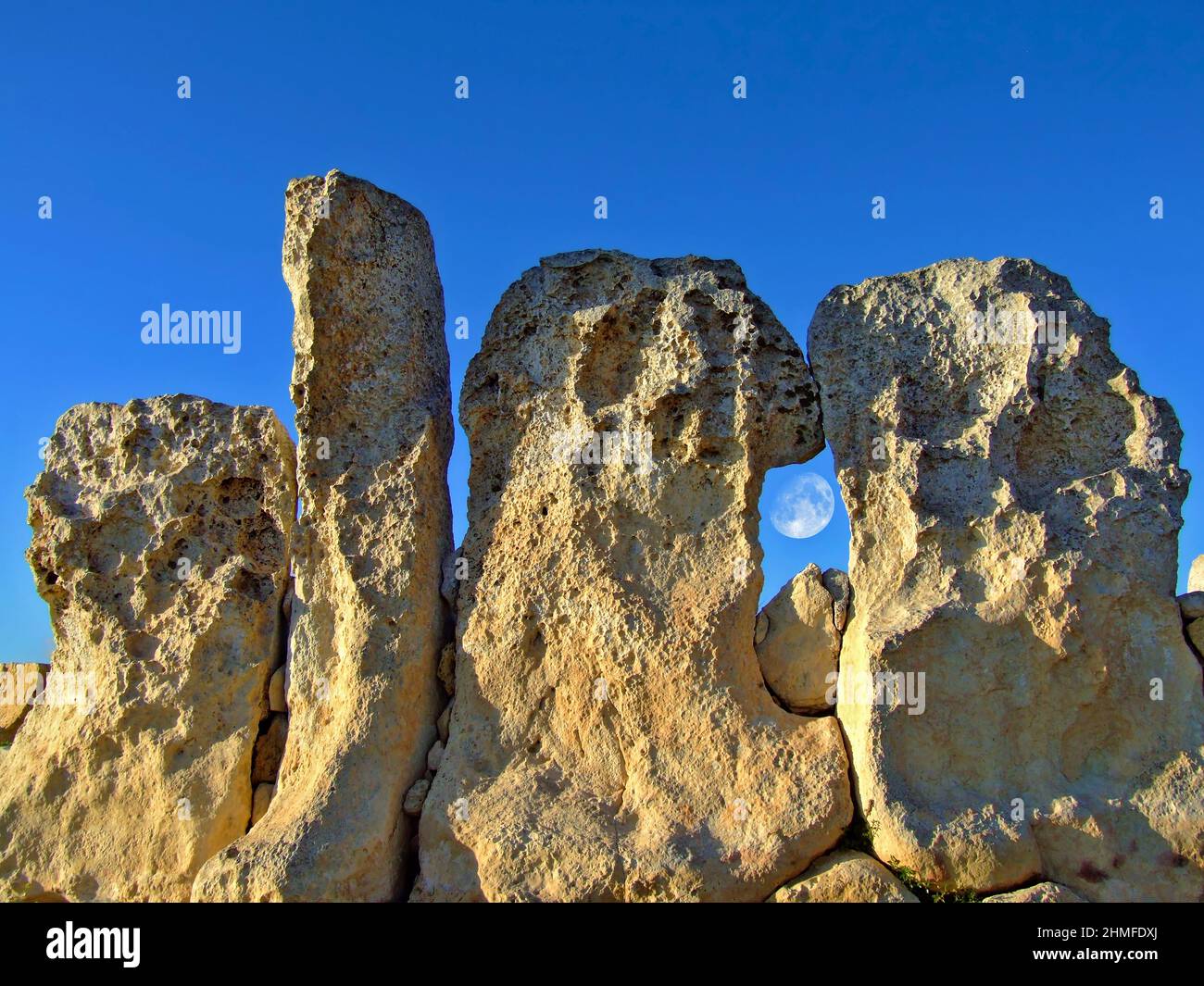 Der Mond und Hagar Qim Tempel in Malta Stockfoto
