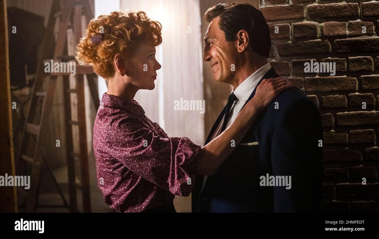 Als Ricardos (2021) unter der Regie von Aaron Sorkin und mit Nicole Kidman und Javier Bardem als Lucy und Desi, die vor einer Krise stehen, die ihre Karriere beenden könnte und eine andere, die ihre Ehe beenden könnte. Stockfoto