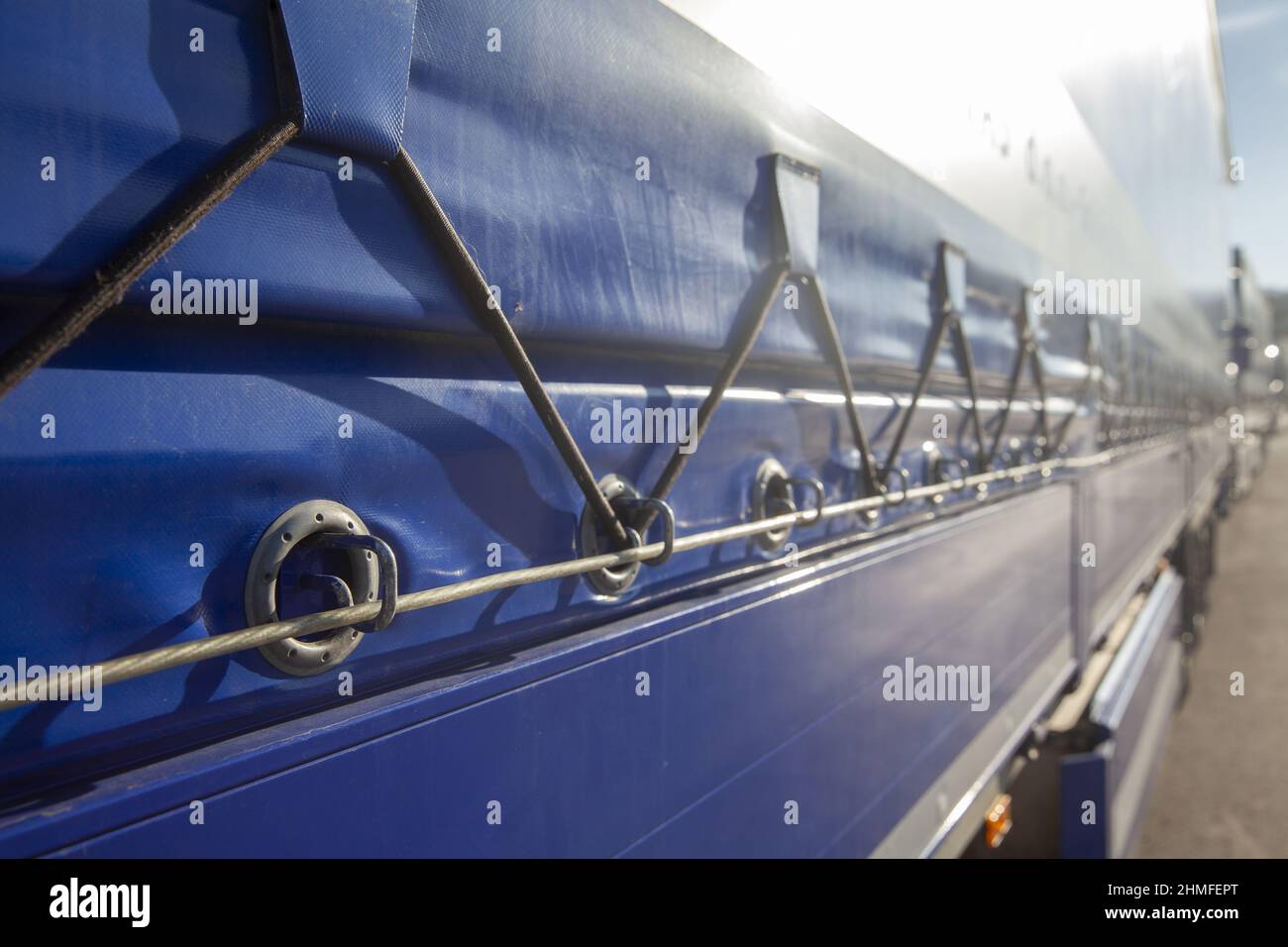 Detail der blaue Plane auf der LKW-Anhänger, Transport Hintergrund Stockfoto