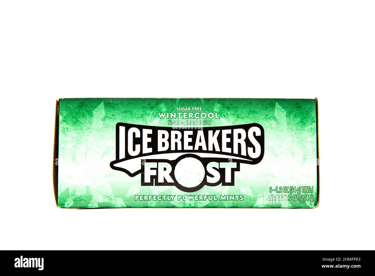 Eine Schachtel mit sechs Plastikdosen Wintercool Ice Breakers Frost zuckerfreie harte Bonbons mit kühlen natürlichen und künstlichen Aromen Stockfoto