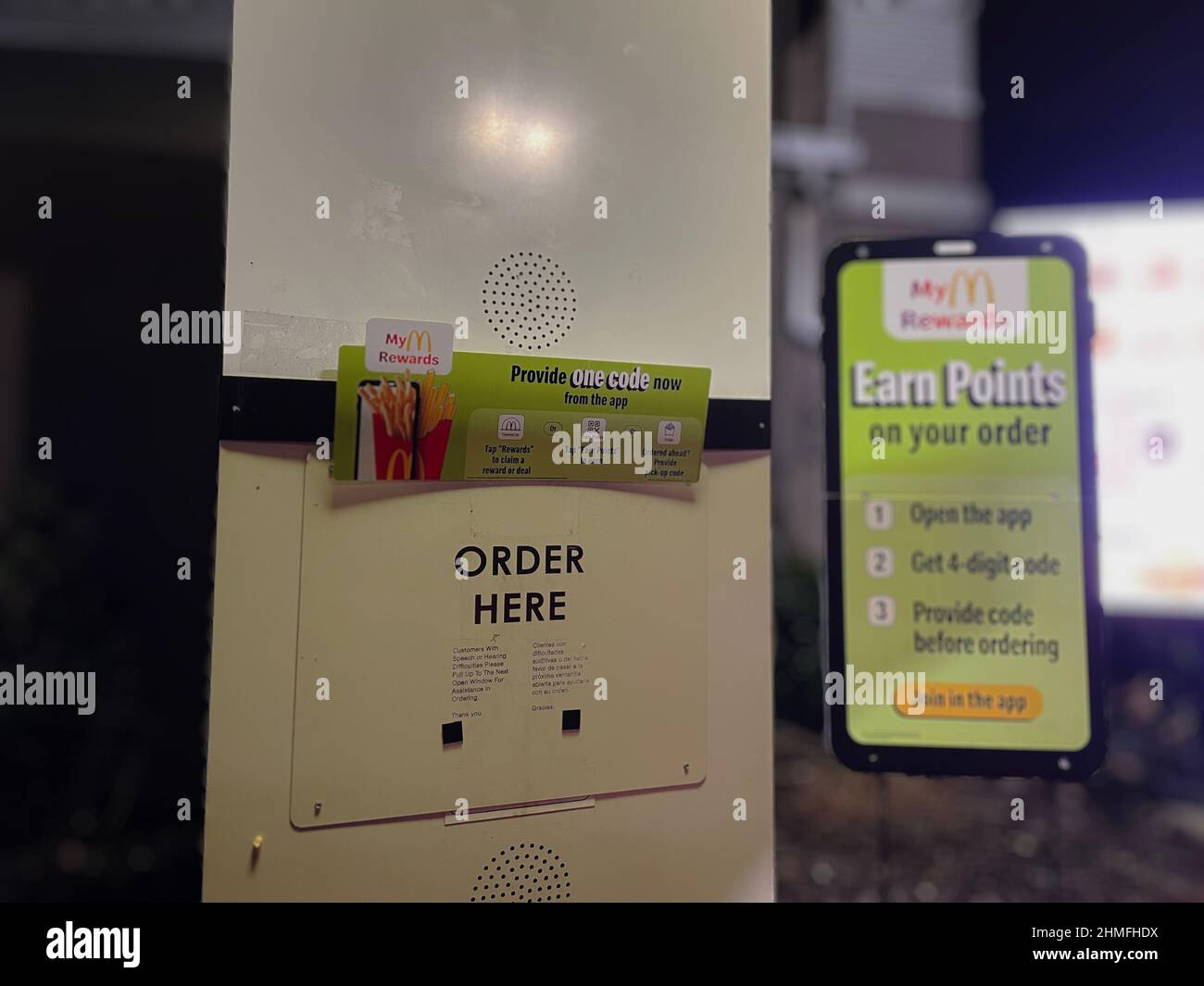 Augusta, GA USA - 01 02 22: McDonalds-Bestellbox und verschwommenes Menü Stockfoto