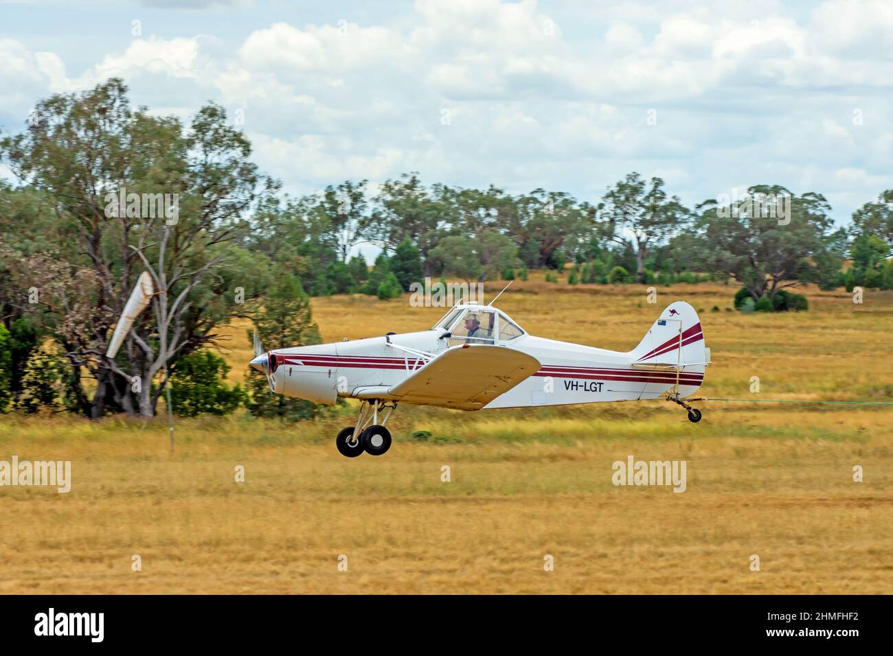 Piper PA-25-235 Pawnee Glider Abschleppflugzeug hebt am Lake Keepit Soaring Club Gunnedah Australien ab. Stockfoto