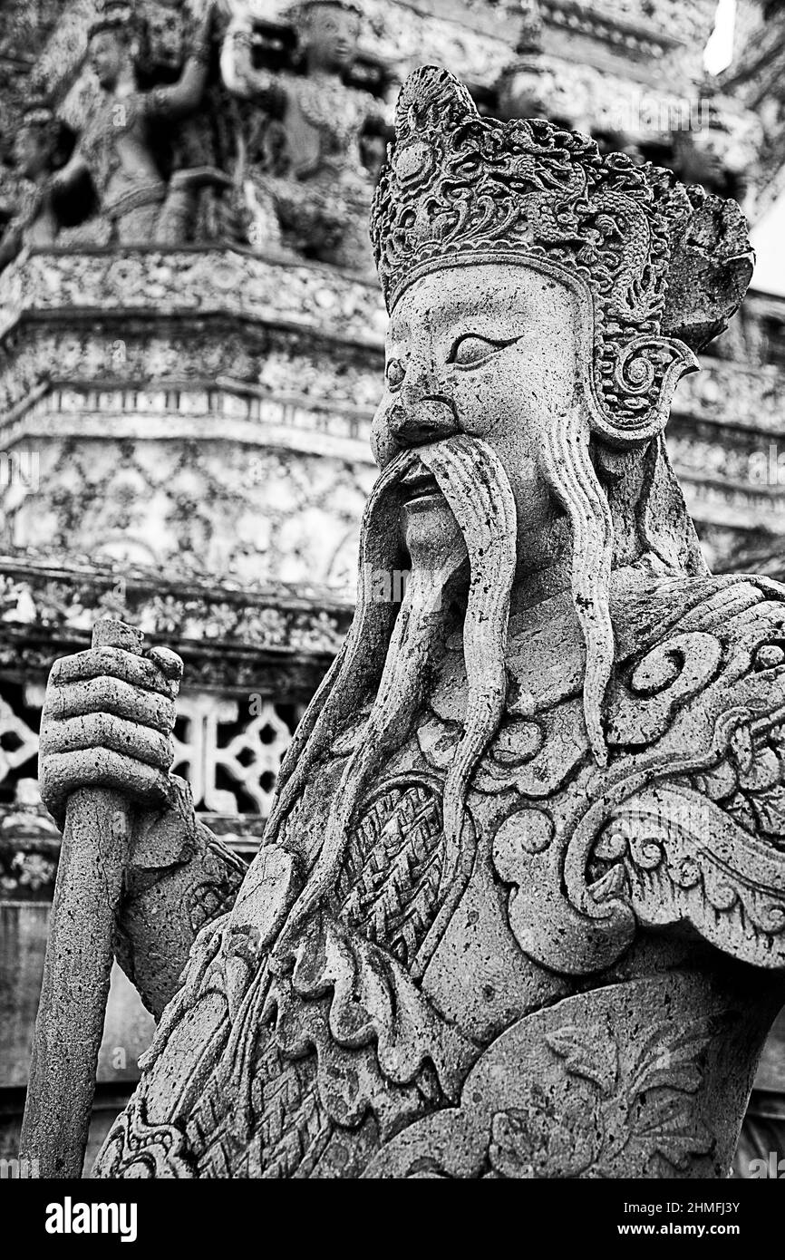 Eine Guardian-Statue im Wat Arun, einem buddhistischen Tempel am Chao Phraya River, Bangkok, Thailand. Benannt der Tempel der Morgendämmerung, weil es den Morgen spiegelt l Stockfoto