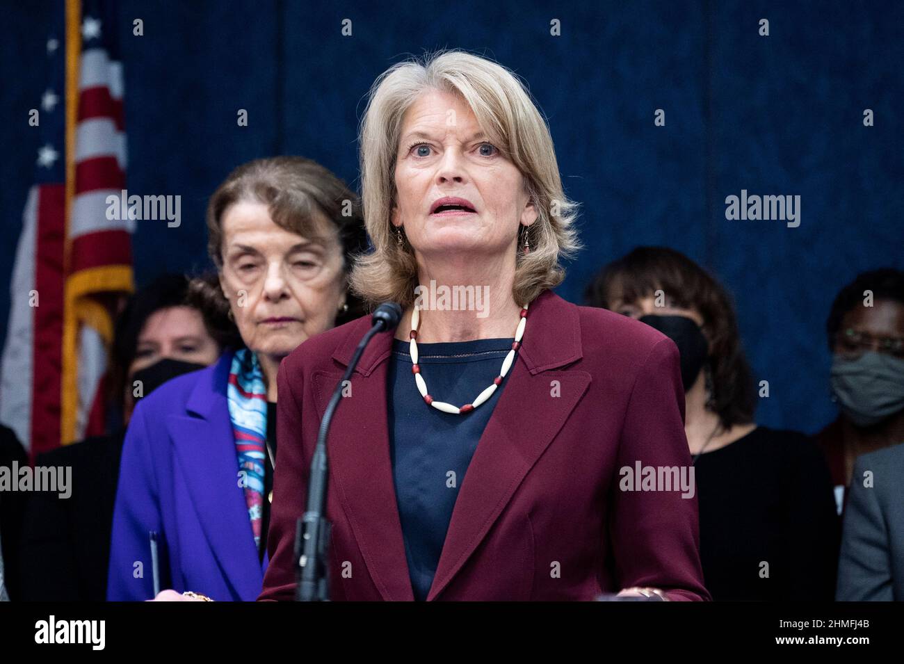 Washington, DC, USA. 9th. Februar 2022. 9. Februar 2022 - Washington, DC, USA: US-Senatorin LISA MURKOWSKI (R-AK) spricht auf einer Pressekonferenz, auf der ein überparteilich modernisiertes Gesetz über Gewalt gegen Frauen angekündigt wird (Foto: © Michael Brochstein/ZUMA Press Wire) Stockfoto