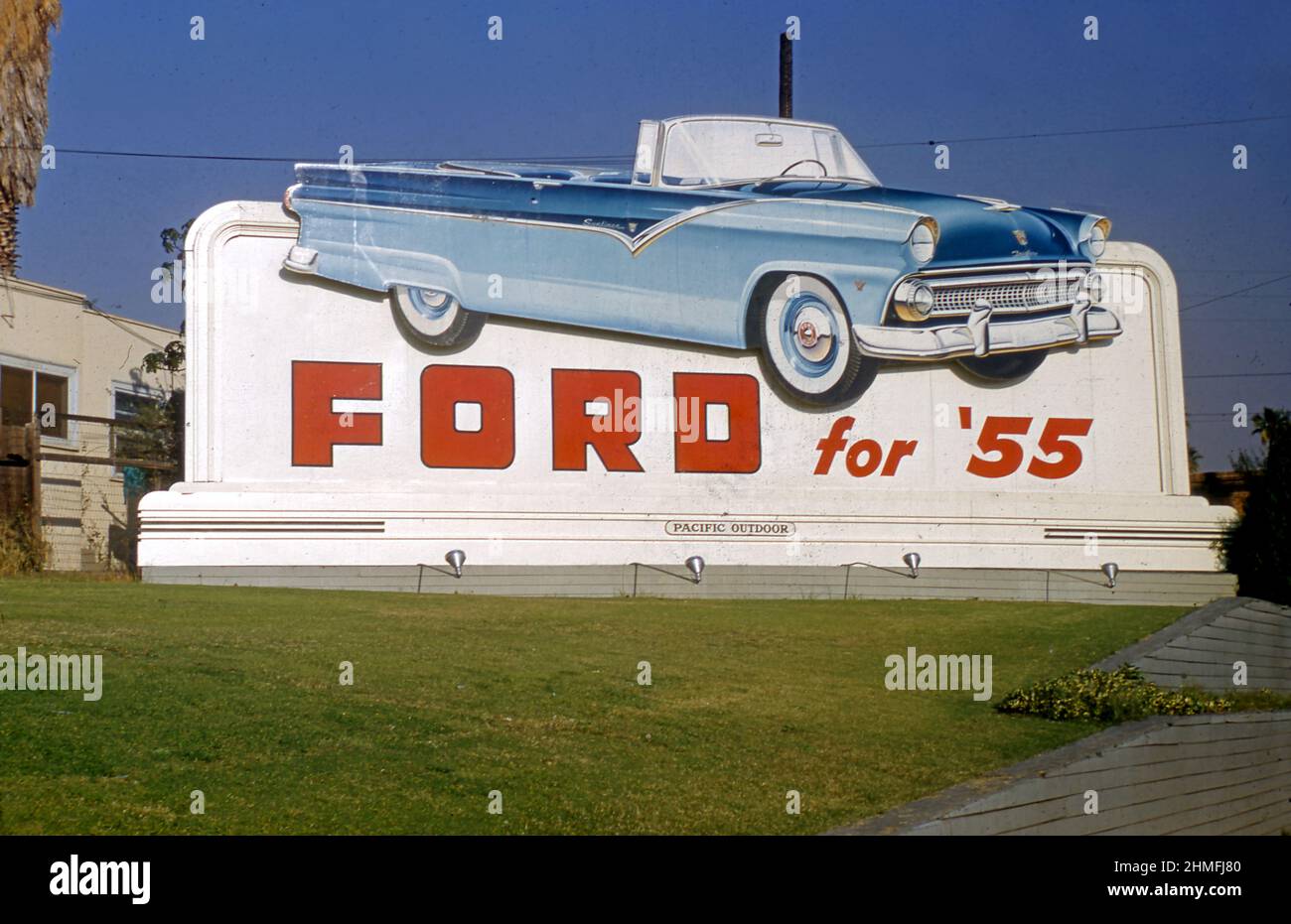 Reklametafel mit 1955 Ford Cabriolet. Stockfoto