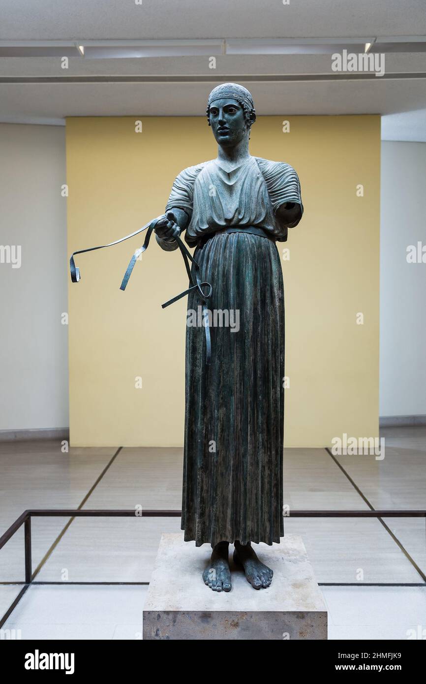 Bronzestatue eines Wagenlenkers im Delphi Museum in Griechenland Stockfoto