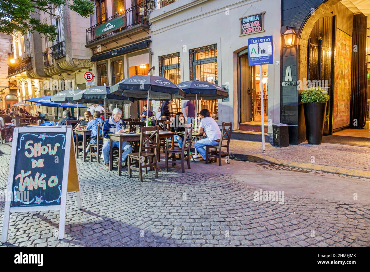 Buenos Aires Argentinien, San Telmo, Plaza Dorrego, Nachtleben Tango Show, Schild Café, Restaurant al fresco Esstische Restobar hispanischen Menschen Stockfoto Buenos Aires Argentinien, San Telmo, Plaza Dorrego, Nachtleben Tango Show, Schild Café, Restaurant al fresco Esstische Restobar hispanischen Menschen Stockfoto