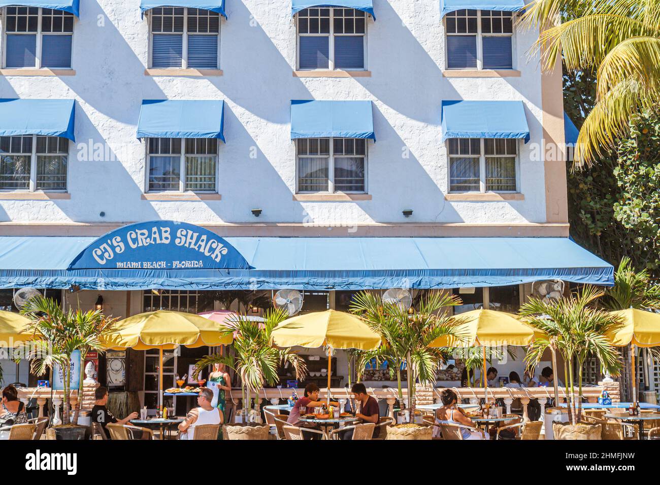 Miami Beach, Florida, Ocean Drive, historisches Art déco-Viertel, CJ's Crab Shack, Restaurant mit Außentischen und Sonnenschirmen Stockfoto