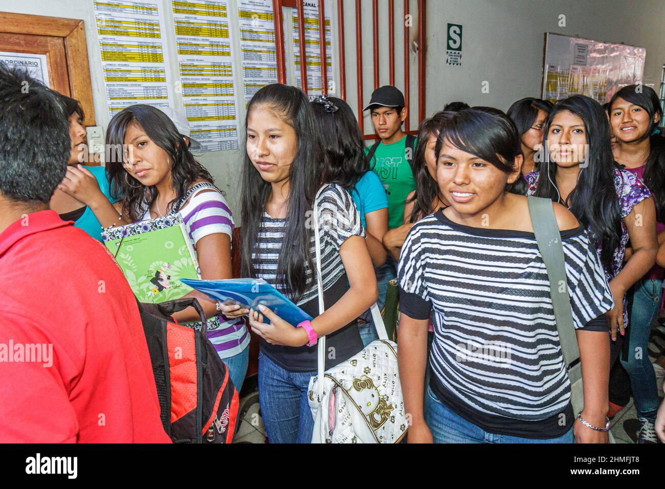 Tacna Peru,Calle Hipólito Unanue,CIMA Academia PreUniversitaria Universität vorbereitende Schüler,Hispanic girls teen teens Teenagers Campus Stockfoto