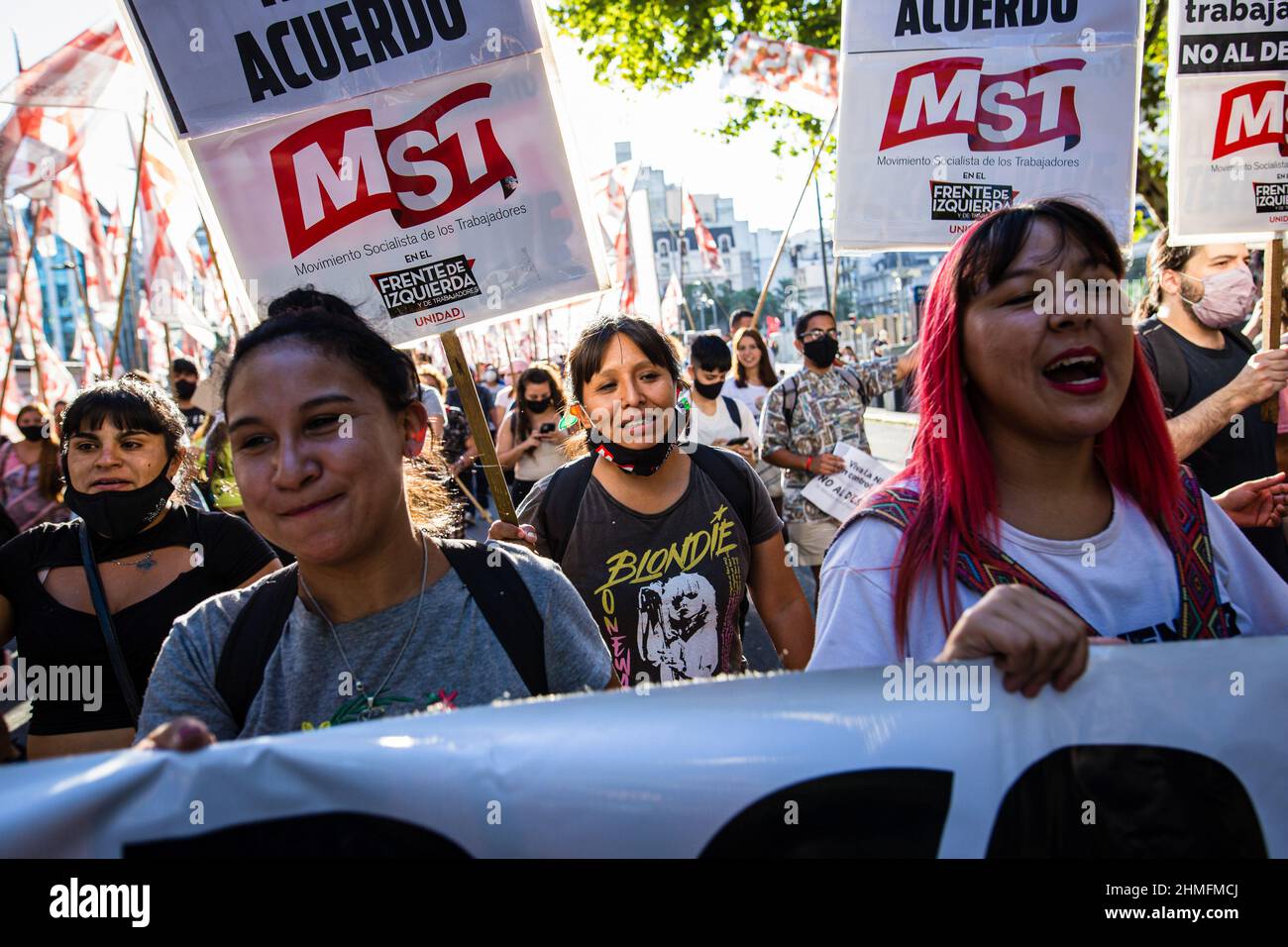 Buenos Aires, Argentinien. 08th. Februar 2022. Während der Demonstration sahen die Aktivisten der Socialist Workers Movement marschieren, während sie ein Transparent und Plakate mit ihrer Meinung auf der Plaza de Mayo hielten. Der gesamte politische Bogen Argentiniens versammelte sich auf der Plaza de Mayo, um die Vereinbarung zwischen dem Internationalen Währungsfonds (IWF) und der nationalen Regierung über die argentinischen Auslandsverschuldung zu fordern. Kredit: SOPA Images Limited/Alamy Live Nachrichten Stockfoto