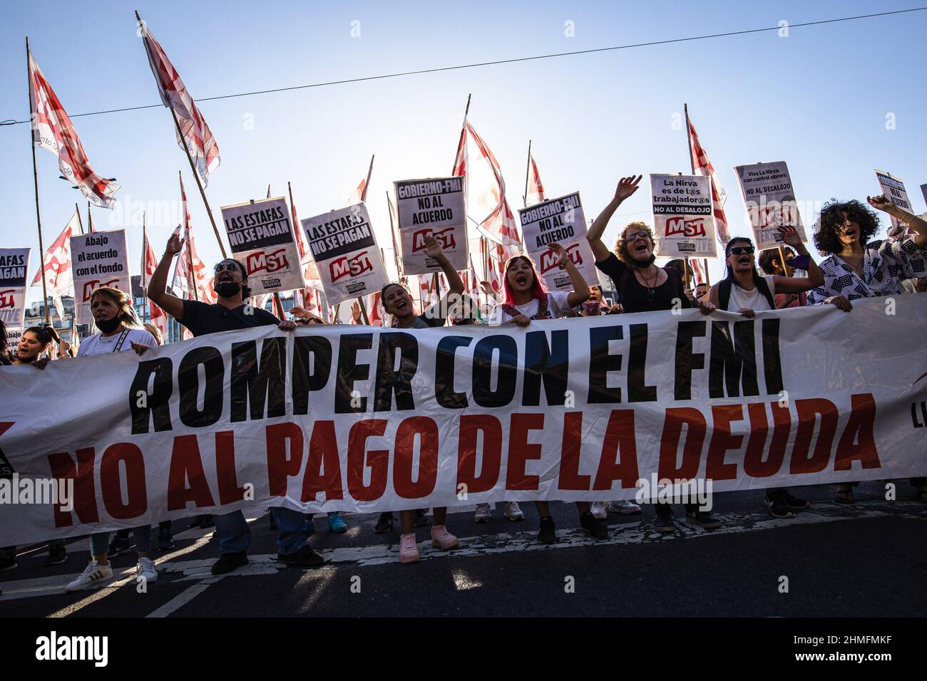 Buenos Aires, Argentinien. 08th. Februar 2022. Die Militanten der Socialist Workers Movement (MST) werden mit einem Banner und Plakaten gesehen, die ihre Meinung während der Demonstration zum Ausdruck bringen. Der gesamte politische Bogen Argentiniens versammelte sich auf der Plaza de Mayo, um die Vereinbarung zwischen dem Internationalen Währungsfonds (IWF) und der nationalen Regierung über die argentinischen Auslandsverschuldung zu fordern. (Foto von Nacho Boullosa/SOPA Images/Sipa USA) Quelle: SIPA USA/Alamy Live News Stockfoto