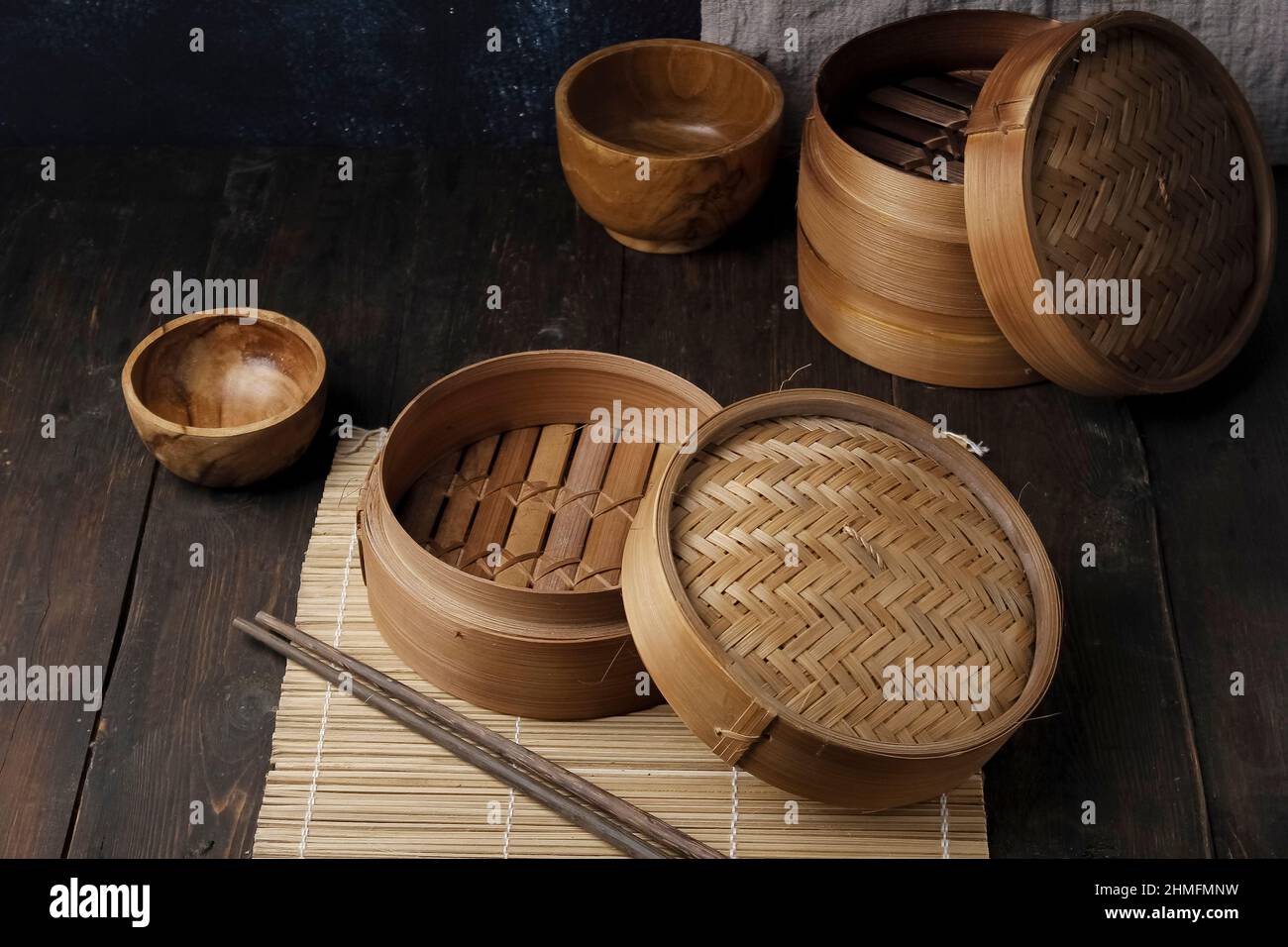dimsum Korb Bambus Dampfer und Essstäbchen, Holzdarm auf Holztisch Stockfoto